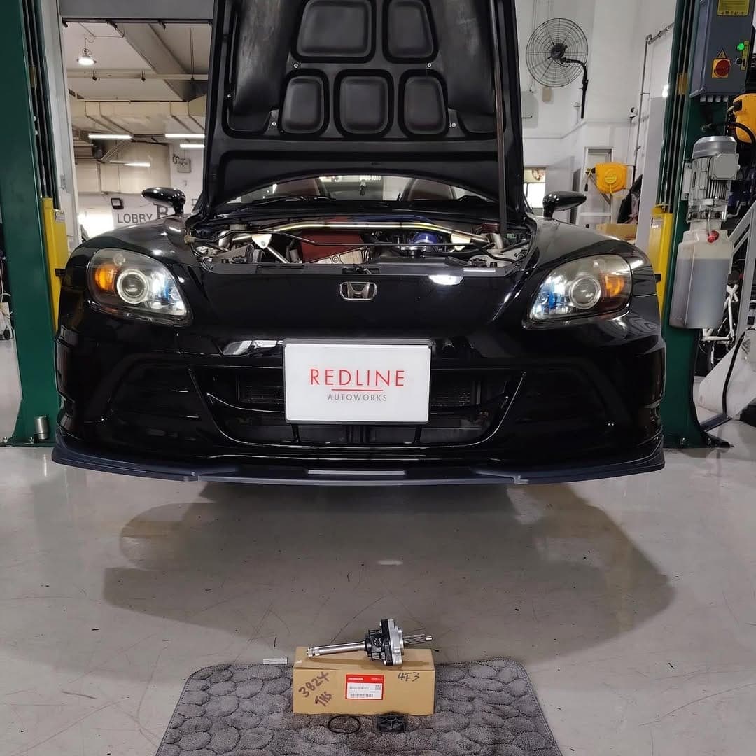 Honda Civic Type R FD2 with bonnet open