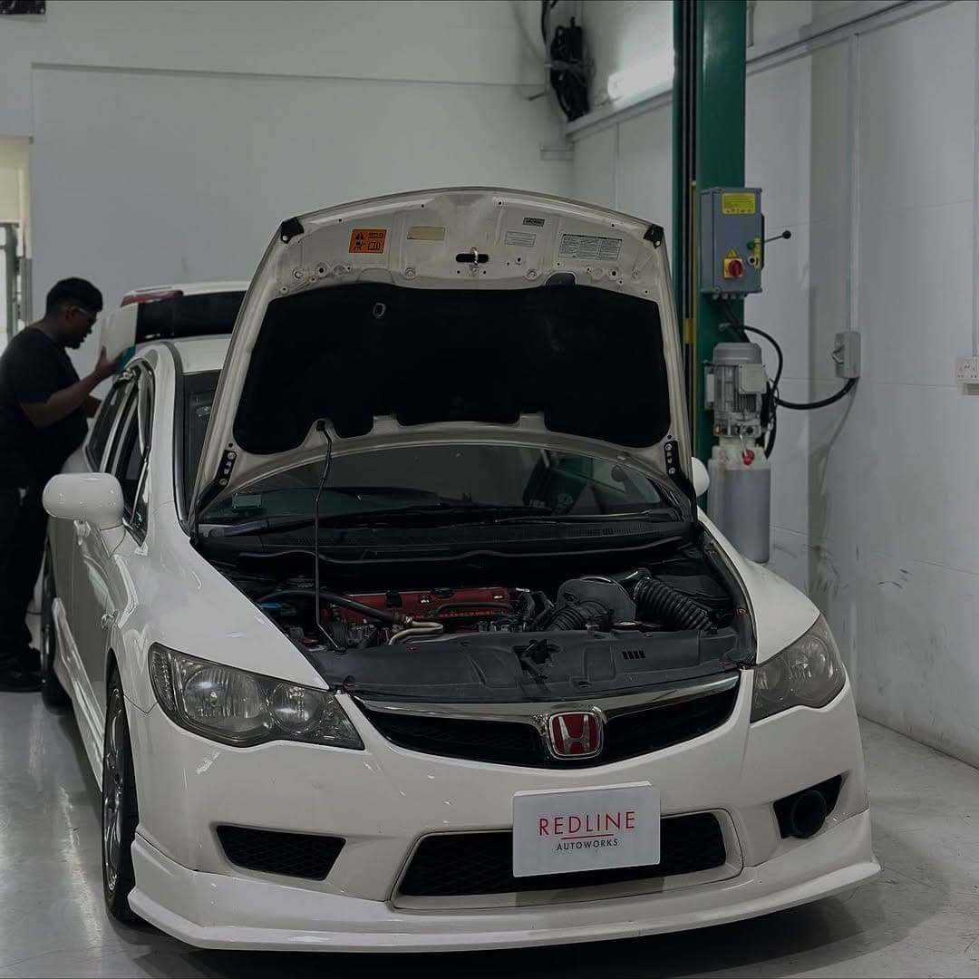White Honda Civic Type R FD2